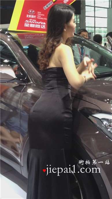 身材婀娜多姿的翘臀美人鱼长尾裙车模。