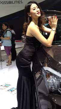 身材婀娜多姿的翘臀美人鱼长尾裙车模。