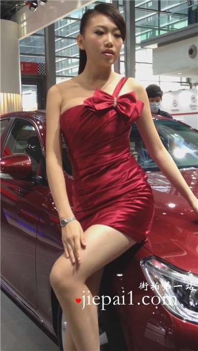 性感长腿笑容甜美大红短裙美女车模。