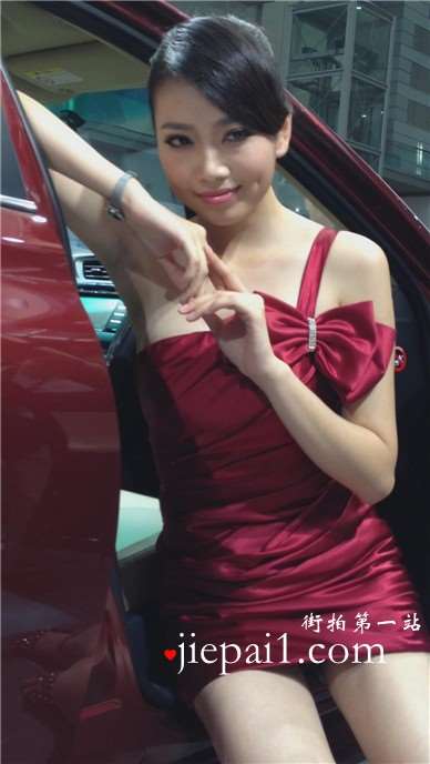 性感长腿笑容甜美大红短裙美女车模。