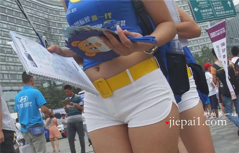 偶遇发传单的妹子，前庭饱满超级美三角紧身热裤。