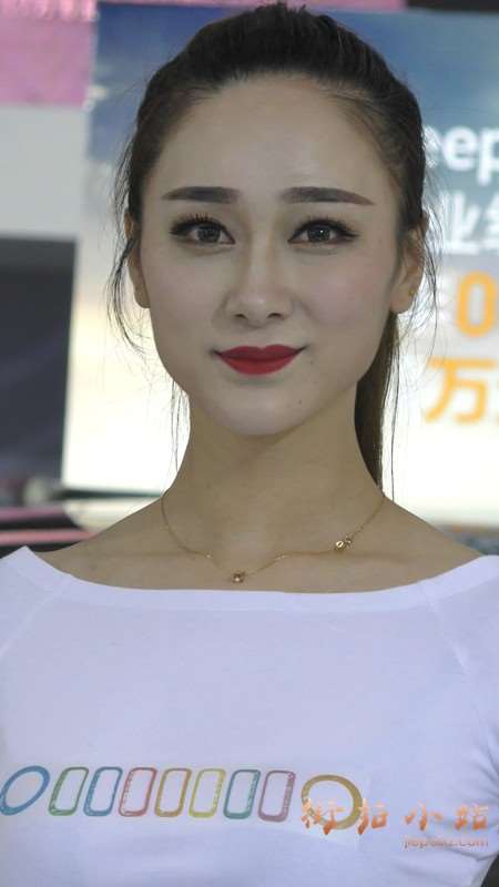 4k-超短牛仔热裤白T恤美女车模