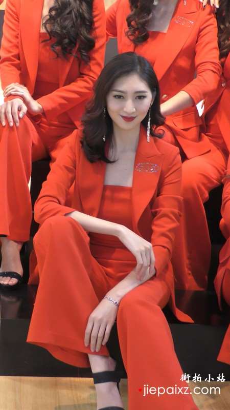 4k-霸气女王范红衣极品车展靓模