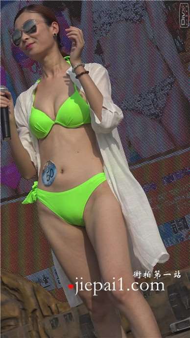 舞台上绿色比基尼泳装美女，骆驼趾太明显了吧。