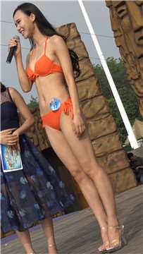 知性甜美橘色比基尼泳装美女。