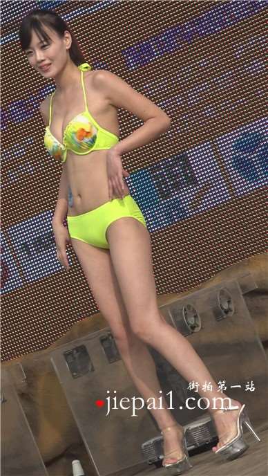 马尾辫比基尼泳装美女