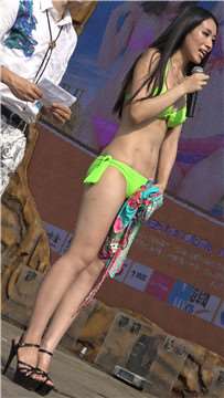 4k-浅绿色比基尼泳装美女，好深的骆驼趾。