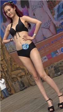 4k-黑色性感比基尼泳装美女MM，下巴是整的吧，这么尖。
