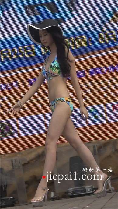 4k-好身材沙滩泳装美女模特，高跟长腿超漂亮。