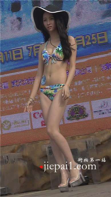 4k-好身材沙滩泳装美女模特，高跟长腿超漂亮。