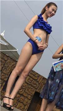 4k-蓝色长腿A4腰比基尼泳装美女。