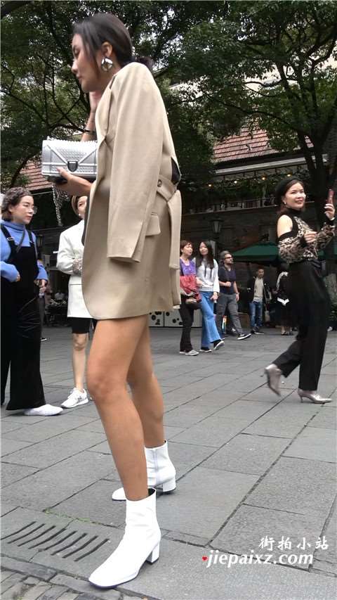 街拍美腿美女大姐大 [1.84 GB/MP4]