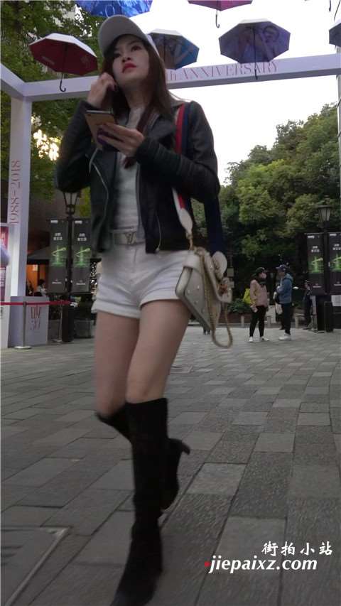 白色鸭舌帽长筒靴街拍美腿苗条美女 [1.25 GB/MP4]