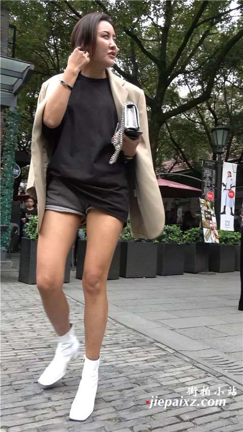 街拍美腿美女大姐大 [1.84 GB/MP4]