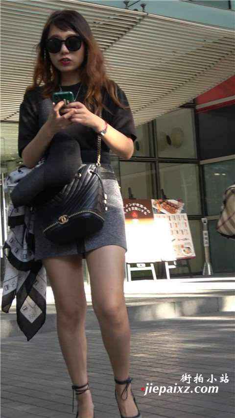 4K - 街拍短裙美腿高跟鞋成熟美女 [1.44 GB/MP4]