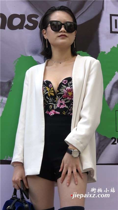 4K 丰满的成熟美女街拍