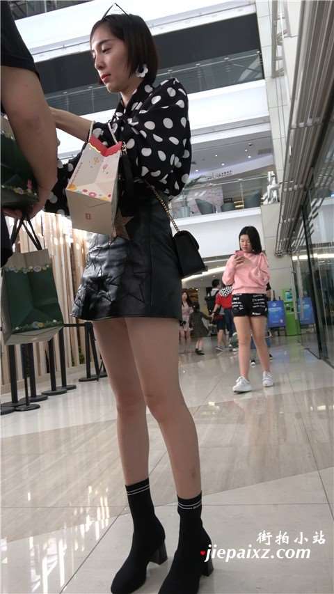 4K - 苗条美腿高挑短发街拍小姐姐
