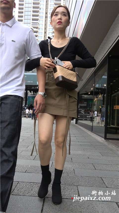 4K 美腿短裙姐姐