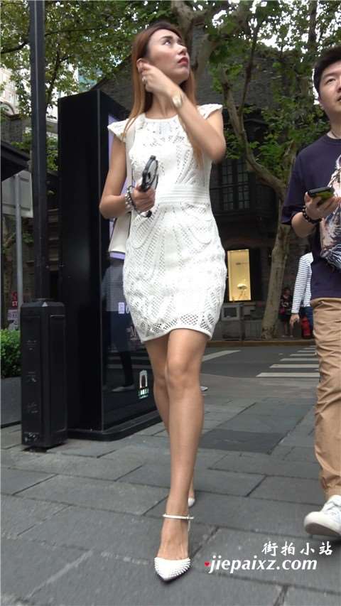 白色连衣裙高挑苗条身材高跟鞋美女