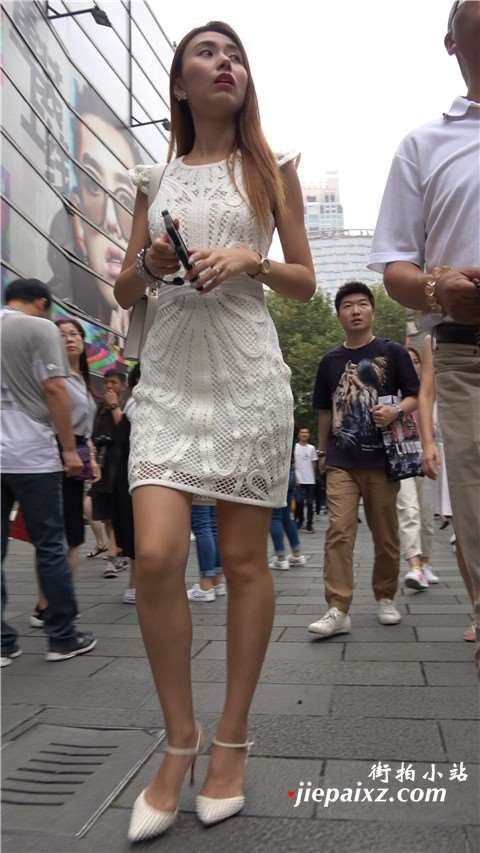 白色连衣裙高挑苗条身材高跟鞋美女