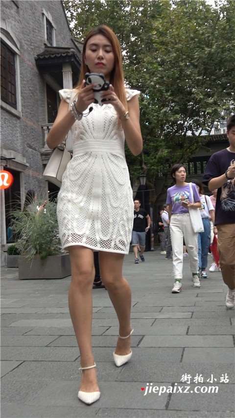 白色连衣裙高挑苗条身材高跟鞋美女