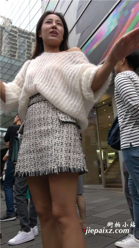 4K 人群中识别度非常高的街拍美女姐妹花