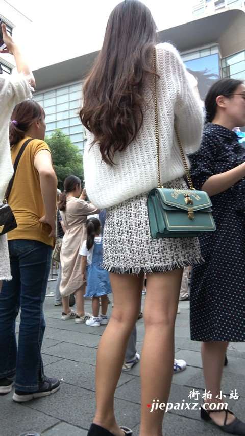4K 人群中识别度非常高的街拍美女姐妹花