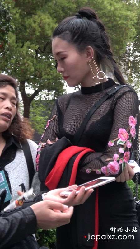 4k-街拍黑色透视装性感美女姐姐 [1.78 GB]