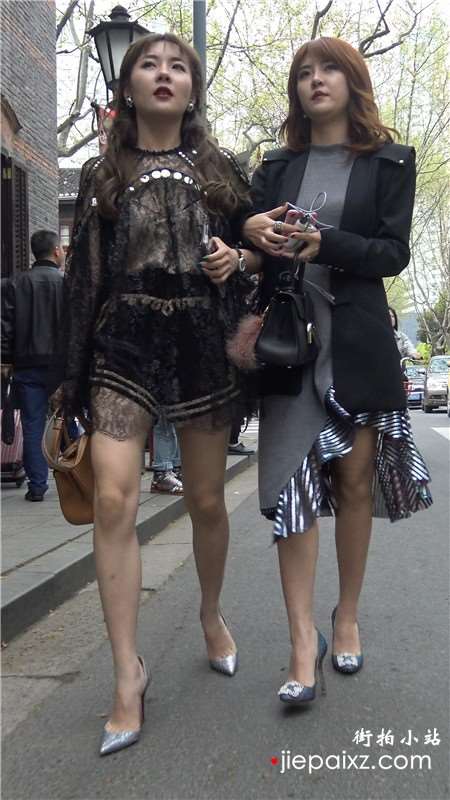 4k-打扮时尚的银白高跟美女姐妹 [717 MB]