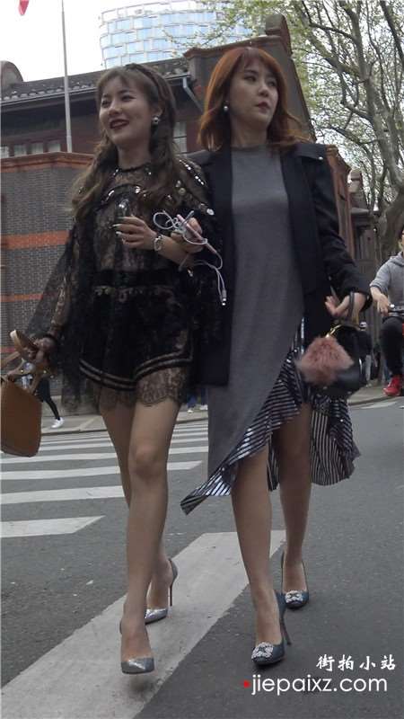 4k-打扮时尚的银白高跟美女姐妹 [717 MB]