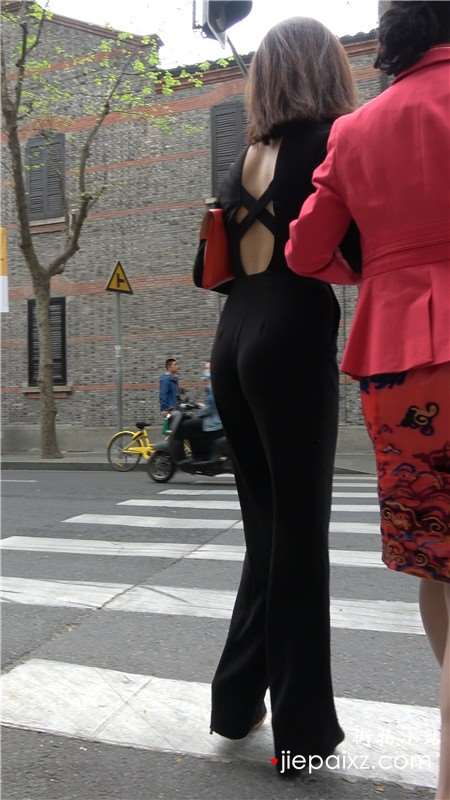 4k-低胸V领劲爆火辣身材的高挑黑衣性感女神 [1.81 GB]