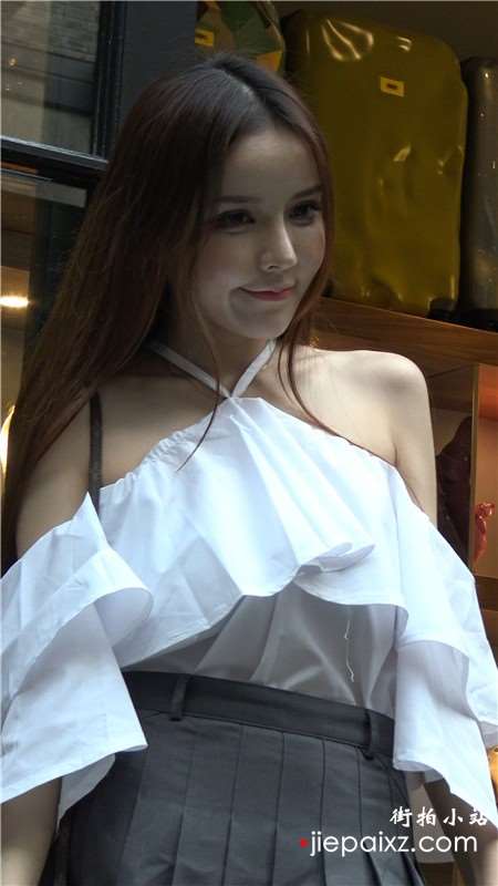 4k-街拍网红气质美女玩自拍 [897 MB]