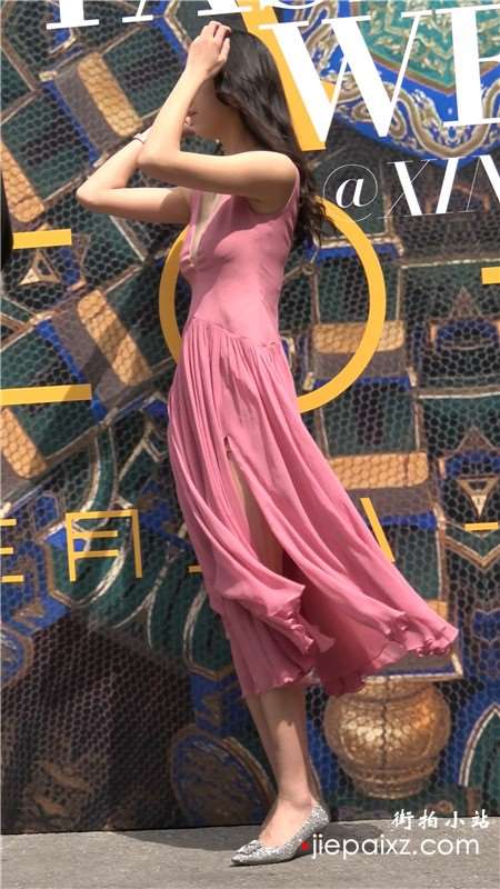 4k-偶遇极品性感的粉红连衣裙V领低胸美女摆拍 [2.06 GB]