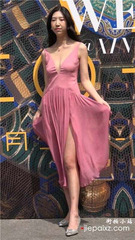 4k-偶遇极品性感的粉红连衣裙V领低胸美女摆拍 [2.06 GB]
