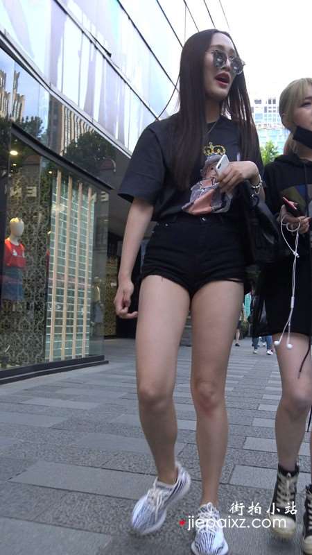4K-黑衣超短裤美臀墨镜美女短裤还能再短点吗 [845 MB]