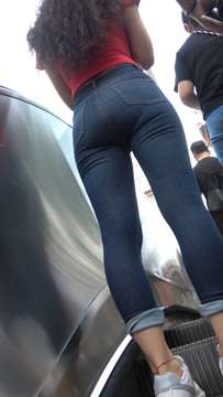 4K-红T恤曼妙小蛮腰街拍 丰臀紧身蓝牛美女 [922 MB]