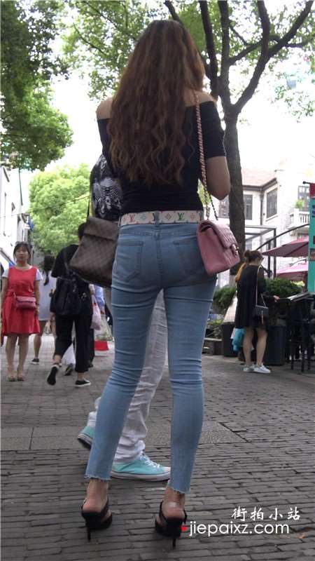 4K-街拍极品性感紧身蓝牛黑T恤大美女 [2.37 GB]