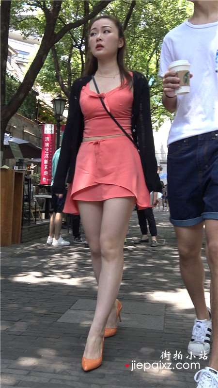 4K-丰满性感连衣裙街拍美腿高颜值女神姐姐 [533 MB]