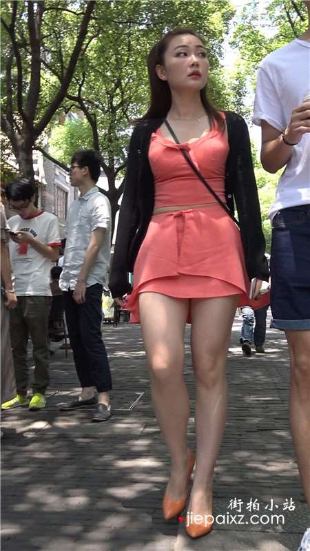 4K-丰满性感连衣裙街拍美腿高颜值女神姐姐 [533 MB]