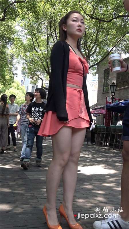 4K-丰满性感连衣裙街拍美腿高颜值女神姐姐 [533 MB]