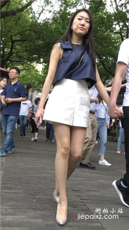 4K-白色短裙街拍美腿美足性感女神姐姐 [1.30 GB]