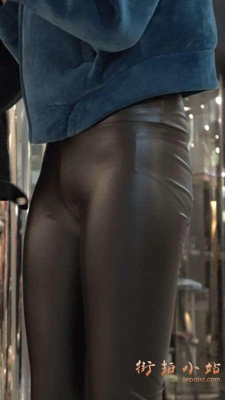 4k-超高颜值紧身皮裤街拍好身材女神美女第一集 [2.23 GB]