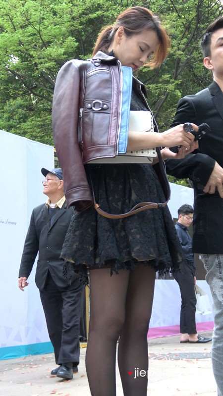 4k-超性感黑丝美腿蕾丝裙极品街拍美少妇 [1.36 GB]