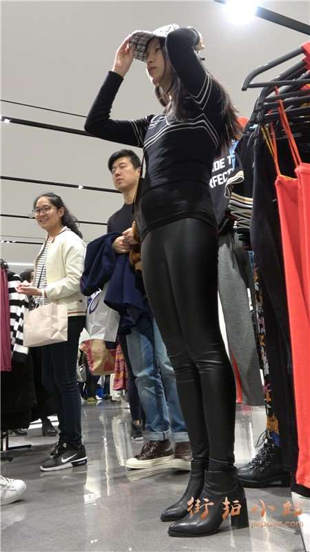 4k-超紧身皮裤街拍秀丽小姐姐美女第一集 [1.52 GB]