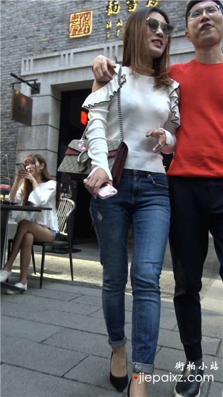 4k-紧身蓝色牛仔裤白衣服性感街拍美女 [1.54 GB]