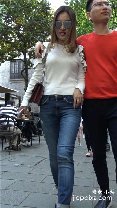 4k-紧身蓝色牛仔裤白衣服性感街拍美女 [1.54 GB]