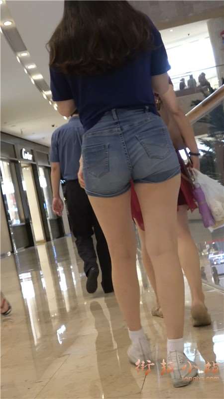 4k-深蓝T恤衫热裤肉臀街拍美腿 [0.98 GB]