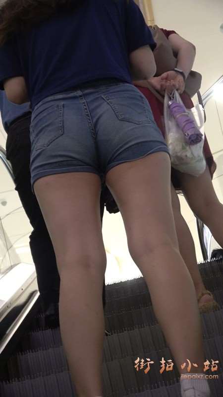 4k-深蓝T恤衫热裤肉臀街拍美腿 [0.98 GB]