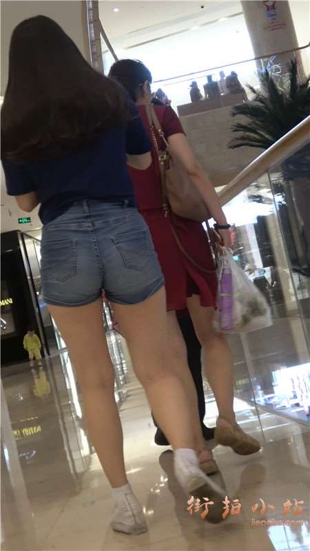 4k-深蓝T恤衫热裤肉臀街拍美腿 [0.98 GB]