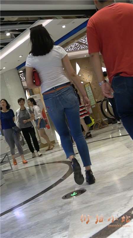 4k-超紧蓝牛白T恤诱惑身材街拍美女姐姐 [2.47 GB]